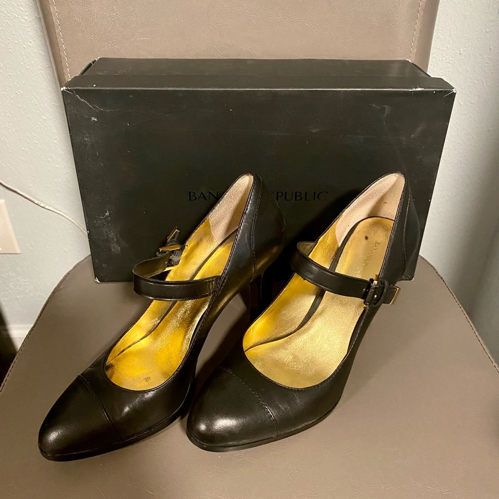 Banana Republic Black Nina Cap Heels (6.5)